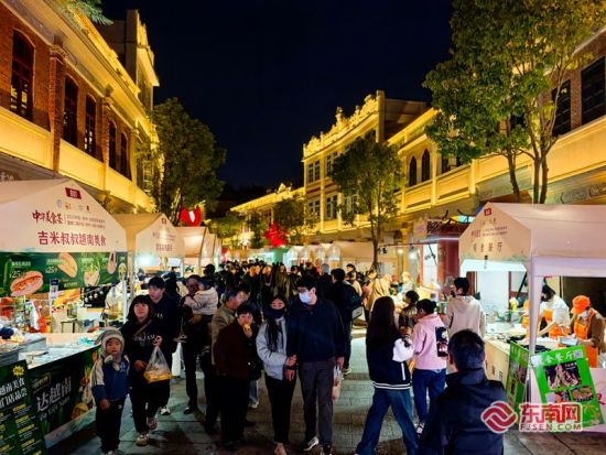 800多种美食吸引市民游客前来“打卡”。东南网记者 谢玉妹 摄 800多种美食吸引市民游客前来“打卡”。东南网记者 谢玉妹 摄