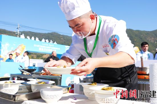 ͼΪ²ÎÈüÑ¡ÊÖÕýÔÚÖÆ×÷´ó»ÆÓã´´ÐÂ²ËÆ·¡£Ò¶½ðÇï Éã ͼΪ²ÎÈüÑ¡ÊÖÕýÔÚÖÆ×÷´ó»ÆÓã´´ÐÂ²ËÆ·¡£Ò¶½ðÇï Éã