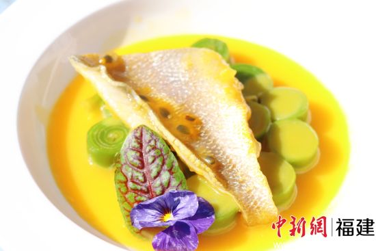 ͼΪ´ó»ÆÓã´´ÐÂ²ËÆ·¡ª¡ª°ÙÏã¹û»ÆÓãµ°ÑàÃæ¡£Ò¶½ðÇï Éã ͼΪ´ó»ÆÓã´´ÐÂ²ËÆ·¡ª¡ª°ÙÏã¹û»ÆÓãµ°ÑàÃæ¡£Ò¶½ðÇï Éã