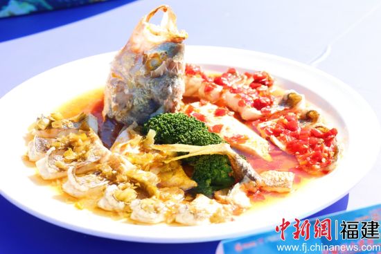 ͼΪ´ó»ÆÓã´´ÐÂ²ËÆ·¡ª¡ªË«½·Õô´ó»ÆÓã¡£Ò¶½ðÇï Éã ͼΪ´ó»ÆÓã´´ÐÂ²ËÆ·¡ª¡ªË«½·Õô´ó»ÆÓã¡£Ò¶½ðÇï Éã