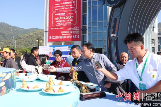 ͼΪ´ó»ÆÓã´´ÐÂ²ËÆ·ÒýÀ´ÃñÖÚΧ¹ÛÅÄÕÕ¡£Ò¶½ðÇï Éã ͼΪ´ó»ÆÓã´´ÐÂ²ËÆ·ÒýÀ´ÃñÖÚΧ¹ÛÅÄÕÕ¡£Ò¶½ðÇï Éã