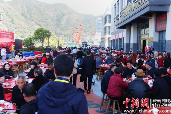 ͼΪÓο͡°ÍòÈË¡±Ô²×ÀÑç¡£Ò¶½ðÇï Éã ͼΪÓο͡°ÍòÈË¡±Ô²×ÀÑç¡£Ò¶½ðÇï Éã