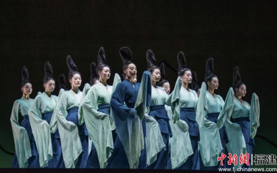 连日来,舞蹈诗剧《只此青绿》在福建大剧院上演。 连日来,舞蹈诗剧《只此青绿》在福建大剧院上演。