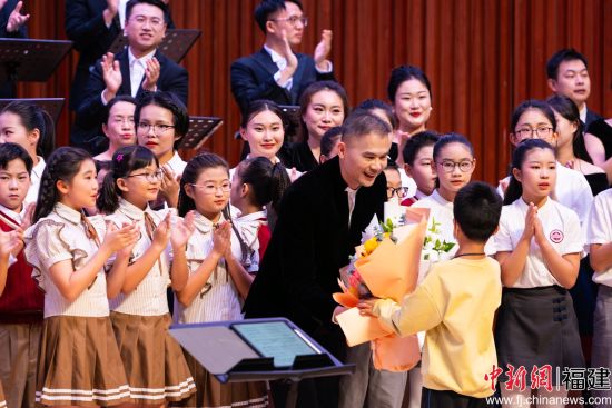 11ÔÂ29ÈÕ£¬¹ÛÖÚÏòÏÃÃÅ¡°ðصºÖ®Éù¡±½ÌʦºÏ³ªÍÅÒÕÊõ×ܼࡢָ»ÓÁÖÅàÈÙÏ×»¨¡£(ÖÐÐÂÍø¼ÇÕß Àî˼Դ Éã) 11ÔÂ29ÈÕ£¬¹ÛÖÚÏòÏÃÃÅ¡°ðصºÖ®Éù¡±½ÌʦºÏ³ªÍÅÒÕÊõ×ܼࡢָ»ÓÁÖÅàÈÙÏ×»¨¡£(ÖÐÐÂÍø¼ÇÕß Àî˼Դ Éã)