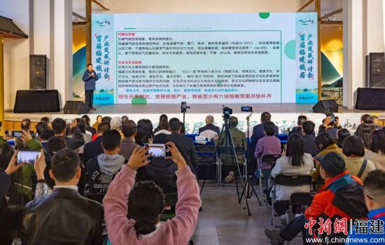 研讨会在西安村礼堂举办。 研讨会在西安村礼堂举办。