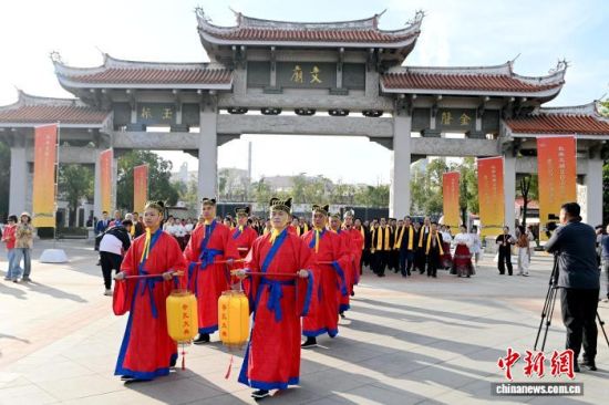 图为礼仪人员为领导嘉宾佩戴绶带,礼生有序引导入场。中新社记者 张金川 摄 图为礼仪人员为领导嘉宾佩戴绶带,礼生有序引导入场。中新社记者 张金川 摄