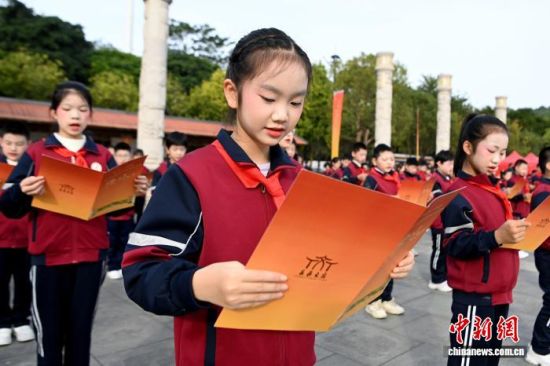 图为三百名学子在孔子行教像前广场齐声诵读《论语》经典篇章。中新社记者 张金川 摄 图为三百名学子在孔子行教像前广场齐声诵读《论语》经典篇章。中新社记者 张金川 摄