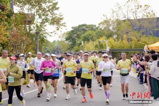 ͼΪÅÜÕßÔÚÈüµÀÉÏÕ¹¿ªËÙ¶ÈÓëÄÍÁ¦µÄ½ÏÁ¿¡£ÈüÊÂ×éί»á ¹©Í¼ ͼΪÅÜÕßÔÚÈüµÀÉÏÕ¹¿ªËÙ¶ÈÓëÄÍÁ¦µÄ½ÏÁ¿¡£ÈüÊÂ×éί»á ¹©Í¼