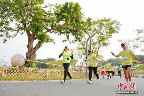 ͼΪÅÜÕß¾¹ýµ¾Ìﻨº£µÈÌØÉ«¾°¹Û¡£ÈüÊÂ×éί»á ¹©Í¼ ͼΪÅÜÕß¾¹ýµ¾Ìﻨº£µÈÌØÉ«¾°¹Û¡£ÈüÊÂ×éί»á ¹©Í¼