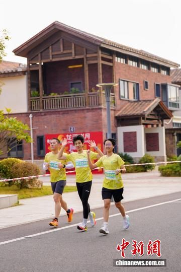 ͼΪÅÜÕßһ·´©ËóÓÚ¶àÔª³¡¾°Ö®ÖС£ÈüÊÂ×éί»á ¹©Í¼ ͼΪÅÜÕßһ·´©ËóÓÚ¶àÔª³¡¾°Ö®ÖС£ÈüÊÂ×éί»á ¹©Í¼