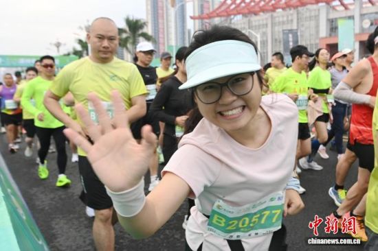 ͼΪÅÜÕß¿ªÐIJμÓ2025ÕÄÖݰë³ÌÂíÀËÉ¡£ÖÐÐÂÉç¼ÇÕß ÕŽ𴨠Éã ͼΪÅÜÕß¿ªÐIJμÓ2025ÕÄÖݰë³ÌÂíÀËÉ¡£ÖÐÐÂÉç¼ÇÕß ÕŽ𴨠Éã