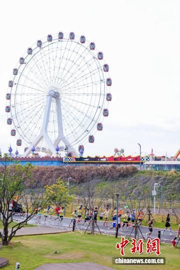 ͼΪÅÜÕßһ·´©ËóÓÚ¶àÔª³¡¾°Ö®ÖС£ÈüÊÂ×éί»á ¹©Í¼ ͼΪÅÜÕßһ·´©ËóÓÚ¶àÔª³¡¾°Ö®ÖС£ÈüÊÂ×éί»á ¹©Í¼