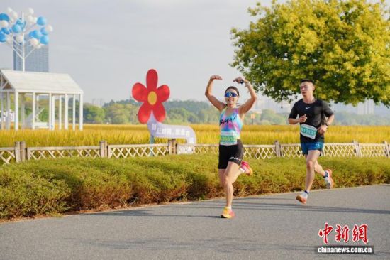 ͼΪÅÜÕß¾¹ýµ¾Ìﻨº£µÈÌØÉ«¾°¹Û¡£ÈüÊÂ×éί»á ¹©Í¼ ͼΪÅÜÕß¾¹ýµ¾Ìﻨº£µÈÌØÉ«¾°¹Û¡£ÈüÊÂ×éί»á ¹©Í¼