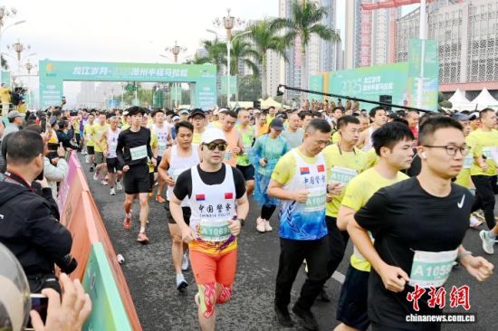 ͼΪÅÜÕß´ÓÕÄÖÝÊв©Îï¹ÝÆô³Ì¡£ÖÐÐÂÉç¼ÇÕß ÕŽ𴨠Éã ͼΪÅÜÕß´ÓÕÄÖÝÊв©Îï¹ÝÆô³Ì¡£ÖÐÐÂÉç¼ÇÕß ÕŽ𴨠Éã