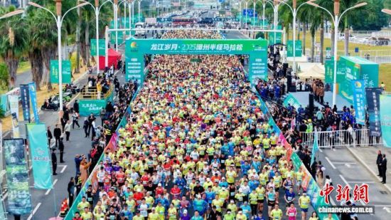 ͼΪÅÜÕß´ÓÕÄÖÝÊв©Îï¹ÝÆô³Ì¡£ÈüÊÂ×éί»á ¹©Í¼ ͼΪÅÜÕß´ÓÕÄÖÝÊв©Îï¹ÝÆô³Ì¡£ÈüÊÂ×éί»á ¹©Í¼