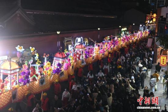 ͼΪƽºÍÁúÒÕÒ¹ÓÎÕÄÖݹųǣ¬ÎüÒý²»ÉÙÓοÍǰÀ´¹ÛÉÍ¡£ÖÐÐÂÉç¼ÇÕß ÕŽ𴨠Éã ͼΪƽºÍÁúÒÕÒ¹ÓÎÕÄÖݹųǣ¬ÎüÒý²»ÉÙÓοÍǰÀ´¹ÛÉÍ¡£ÖÐÐÂÉç¼ÇÕß ÕŽ𴨠Éã