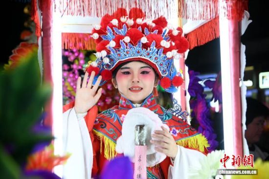 ͼΪƽºÍÁúÒÕÒ¹ÓÎÕÄÖݹųǣ¬º¢Í¯ÏòÓοͻÓÊÖ¡£ÖÐÐÂÉç¼ÇÕß ÕŽ𴨠Éã ͼΪƽºÍÁúÒÕÒ¹ÓÎÕÄÖݹųǣ¬º¢Í¯ÏòÓοͻÓÊÖ¡£ÖÐÐÂÉç¼ÇÕß ÕŽ𴨠Éã