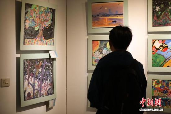 11ÔÂ28ÈÕ£¬ÒÔ¡°ÉúÃüÍòÏó¡±ÎªÖ÷ÌâµÄµÚÊ®Áù½ìº£Ï¿Á½°¶ÉÙ¶ùÃÀÊõ´óÕ¹ÔÚλÓŲ́±±µĄ̈ÍåÒÕÊõ½ÌÓý¹Ý¿ªÄ»¡£ÖÐÐÂÉç¼ÇÕß ÖìºØ Éã 11ÔÂ28ÈÕ£¬ÒÔ¡°ÉúÃüÍòÏó¡±ÎªÖ÷ÌâµÄµÚÊ®Áù½ìº£Ï¿Á½°¶ÉÙ¶ùÃÀÊõ´óÕ¹ÔÚλÓŲ́±±µĄ̈ÍåÒÕÊõ½ÌÓý¹Ý¿ªÄ»¡£ÖÐÐÂÉç¼ÇÕß ÖìºØ Éã