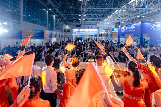 Ê׽캣ϿÀÏÄê²úÒµ²©ÀÀ»á¿ªÄ»Ê½µÄ¿ìÉÁ»·½Ú¡£ÀîÄÏÐù Éã Ê׽캣ϿÀÏÄê²úÒµ²©ÀÀ»á¿ªÄ»Ê½µÄ¿ìÉÁ»·½Ú¡£ÀîÄÏÐù Éã