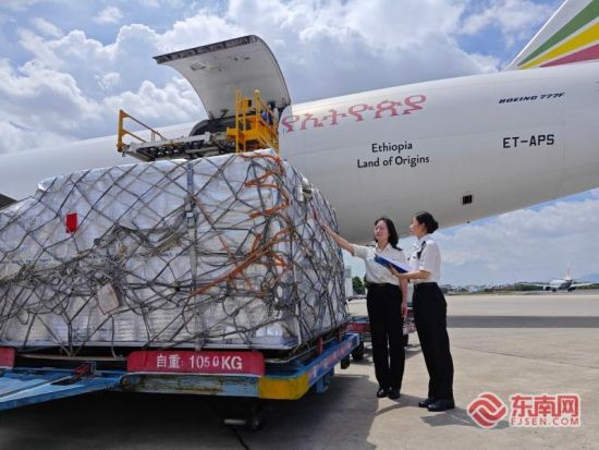 ÏÃÃÅ»ú³¡º£¹Ø¹ØÔ±¶Ô¿ç¾³µçÉ̳ö¿Ú°ü¹ü½øÐмà¹Ü ÂÞ¿¡Òã Éã ÏÃÃÅ»ú³¡º£¹Ø¹ØÔ±¶Ô¿ç¾³µçÉ̳ö¿Ú°ü¹ü½øÐмà¹Ü ÂÞ¿¡Òã Éã