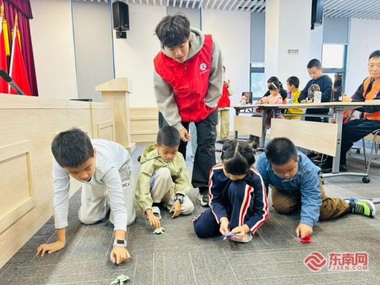 厦门兴才学院志愿者开展趣味折纸活动(龙山社区新时代文明实践站供图) 厦门兴才学院志愿者开展趣味折纸活动(龙山社区新时代文明实践站供图)
