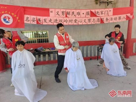 爱心义剪队开展暖心公益义剪(双岭村新时代文明实践站供图) 爱心义剪队开展暖心公益义剪(双岭村新时代文明实践站供图)