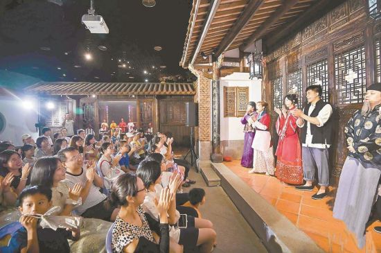 国庆期间,演出场场爆满。 国庆期间,演出场场爆满。