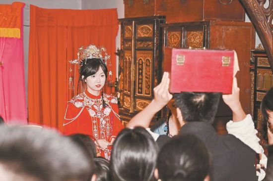 融合闽南婚俗的剧情吸引观众驻足。 融合闽南婚俗的剧情吸引观众驻足。