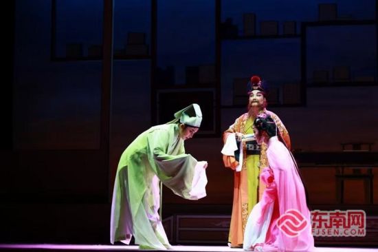 ¸Ã¾çϸÄåµÄ±í´ï³ÊÏÖ³öÁË¡°Ç顱Óë¡°Ô𡱵ÄÉî¿ÌßµÎÊ ¸Ã¾çϸÄåµÄ±í´ï³ÊÏÖ³öÁË¡°Ç顱Óë¡°Ô𡱵ÄÉî¿ÌßµÎÊ