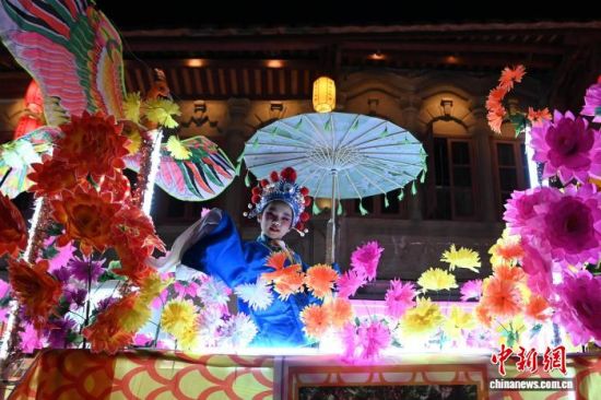 11月28日晚,“戏游闽南”古城沉浸式展演在福建漳州古城热闹开启。图为平和龙艺夜游漳州古城,孩童向游客挥手致意。中新社记者 张金川 摄 11月28日晚,“戏游闽南”古城沉浸式展演在福建漳州古城热闹开启。图为平和龙艺夜游漳州古城,孩童向游客挥手致意。中新社记者 张金川 摄