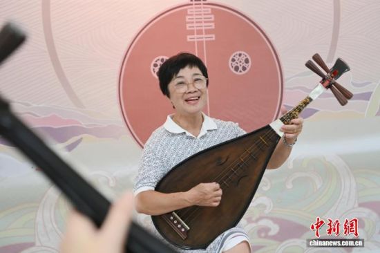 10月15日,在福建省漳州市芗城区锦歌传承中心,被誉为“锦歌皇后”的王素华即兴清唱了一段经典锦歌《台湾阿婆看女排》。中新社记者 张金川 摄 10月15日,在福建省漳州市芗城区锦歌传承中心,被誉为“锦歌皇后”的王素华即兴清唱了一段经典锦歌《台湾阿婆看女排》。中新社记者 张金川 摄