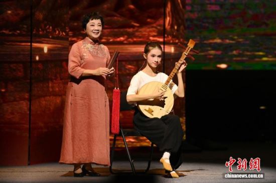 11月27日晚,2025年闽南戏剧周启动仪式在福建省漳州市人民剧场举行。图为王素华(左)在优秀节目展演环节中表演锦歌。中新社记者 张金川 摄 11月27日晚,2025年闽南戏剧周启动仪式在福建省漳州市人民剧场举行。图为王素华(左)在优秀节目展演环节中表演锦歌。中新社记者 张金川 摄