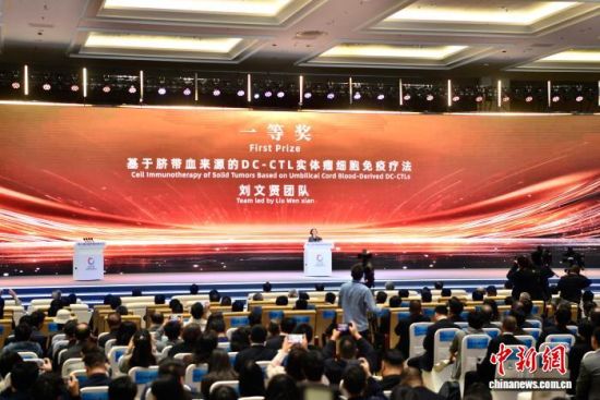 图为开幕式上宣布“福聚英才”全球创新创业大赛获奖名单。中新社记者 张斌 摄 图为开幕式上宣布“福聚英才”全球创新创业大赛获奖名单。中新社记者 张斌 摄