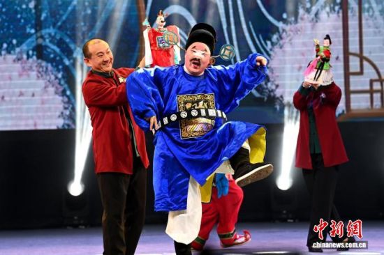 图为人偶同台《丑诙旦韵》。中新社记者 张金川 摄 图为人偶同台《丑诙旦韵》。中新社记者 张金川 摄