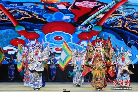 图为戏歌《薪火相传 展望未来》。中新社记者 张金川 摄 图为戏歌《薪火相传 展望未来》。中新社记者 张金川 摄