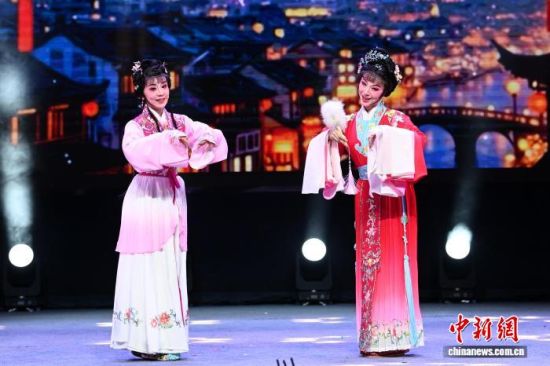 图为多剧种共演《陈三五娘》。中新社记者 张金川 摄 图为多剧种共演《陈三五娘》。中新社记者 张金川 摄