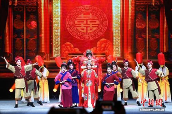 图为戏曲表演《家有喜事两岸亲》。中新社记者 张金川 摄 图为戏曲表演《家有喜事两岸亲》。中新社记者 张金川 摄