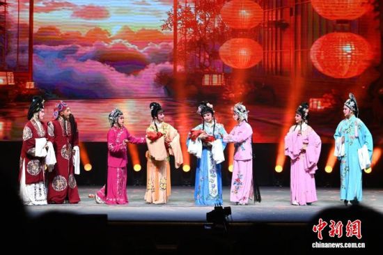 图为戏曲表演《家有喜事两岸亲》。中新社记者 张金川 摄 图为戏曲表演《家有喜事两岸亲》。中新社记者 张金川 摄