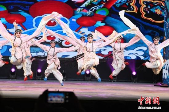 图为戏歌《薪火相传 展望未来》。中新社记者 张金川 摄 图为戏歌《薪火相传 展望未来》。中新社记者 张金川 摄