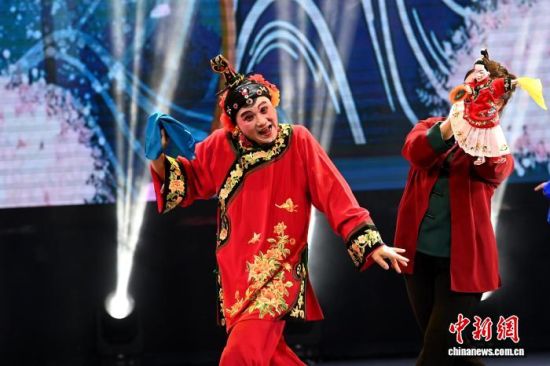 图为人偶同台《丑诙旦韵》。中新社记者 张金川 摄 图为人偶同台《丑诙旦韵》。中新社记者 张金川 摄