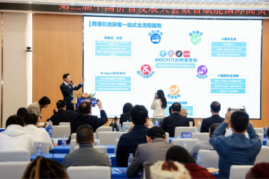 与会代表就如何以数智化手段破解侨企参与国际循环的堵点难点问题展开交流。 与会代表就如何以数智化手段破解侨企参与国际循环的堵点难点问题展开交流。