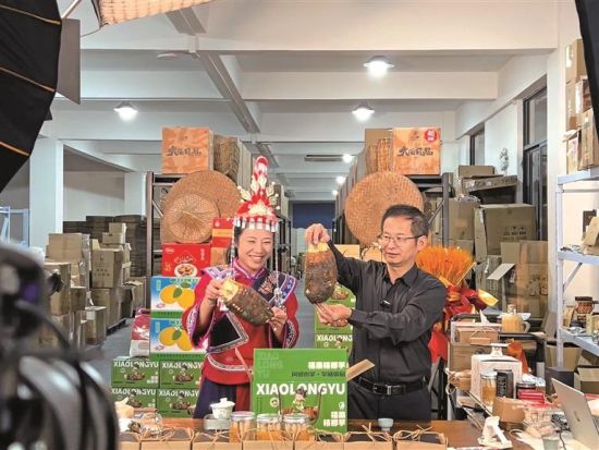 蓝密妃(左)在直播中推介槟榔芋 蓝密妃(左)在直播中推介槟榔芋