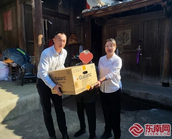 为残疾人朋友送上爱心物资。主办方 供图 为残疾人朋友送上爱心物资。主办方 供图