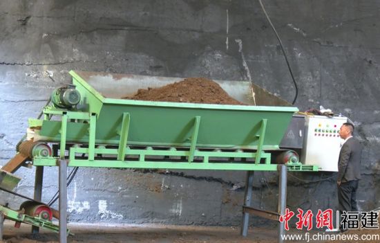 ÔÚÉú²ú³µ¼äÄÚ£¬ÁõÆäËþ²Ù×÷»úÆ÷¶Ô΢ÉúÎïÅ©¼Ò·Ê½øÐзÛɸ¡¢´ò°üµÈ¹¤Ðò´¦Àí ÔÚÉú²ú³µ¼äÄÚ£¬ÁõÆäËþ²Ù×÷»úÆ÷¶Ô΢ÉúÎïÅ©¼Ò·Ê½øÐзÛɸ¡¢´ò°üµÈ¹¤Ðò´¦Àí