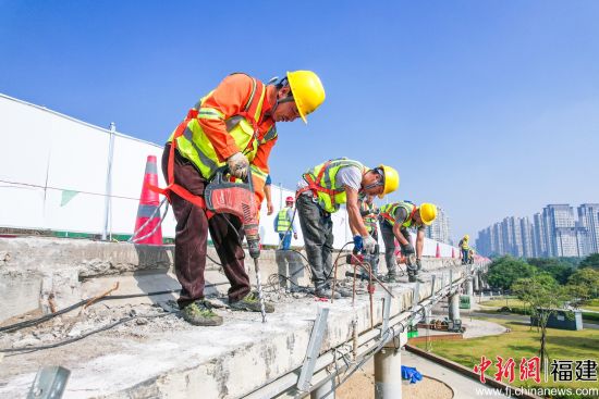 图为施工现场。郑文典 摄 图为施工现场。郑文典 摄