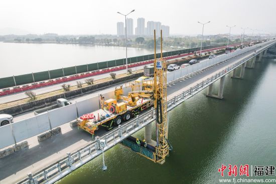 图为施工现场。郑文典 摄 图为施工现场。郑文典 摄