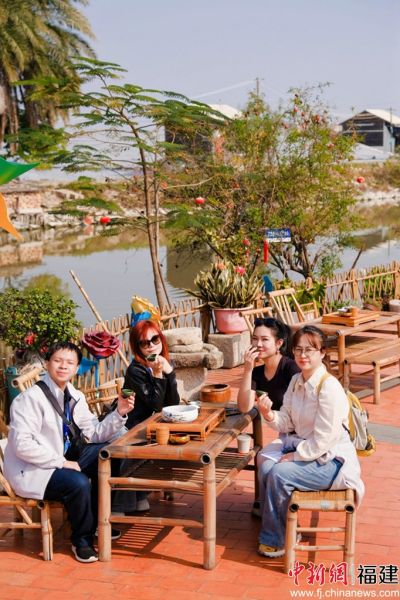 图为营员们参观埭美古村。 图为营员们参观埭美古村。