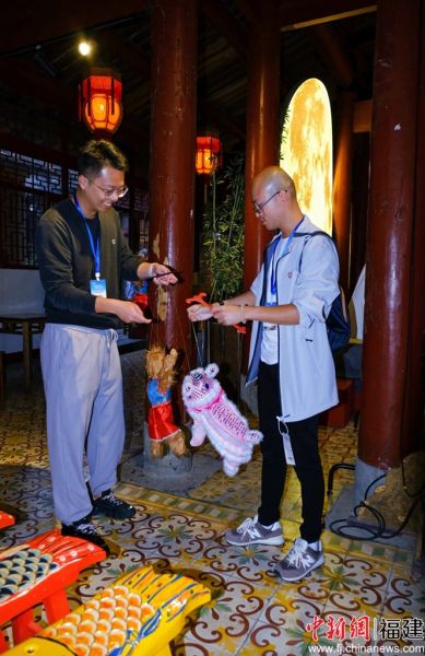 图为营员在泉州西街苏廷玉故居体验提线木偶。 图为营员在泉州西街苏廷玉故居体验提线木偶。
