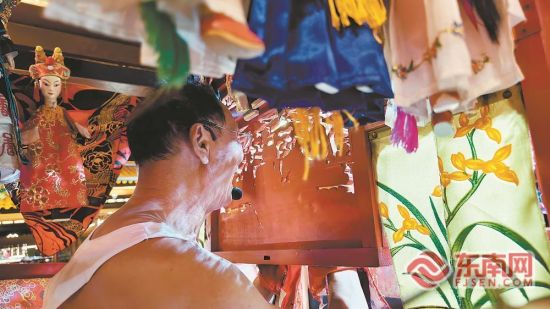 后场是艺人的“指挥中心”。 后场是艺人的“指挥中心”。