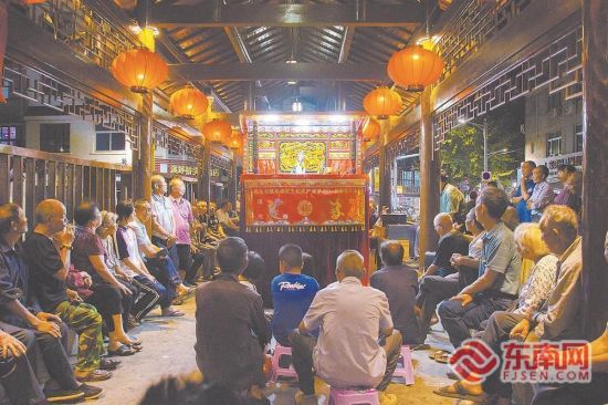 每逢开演,戏台前都挤满了观众。 每逢开演,戏台前都挤满了观众。